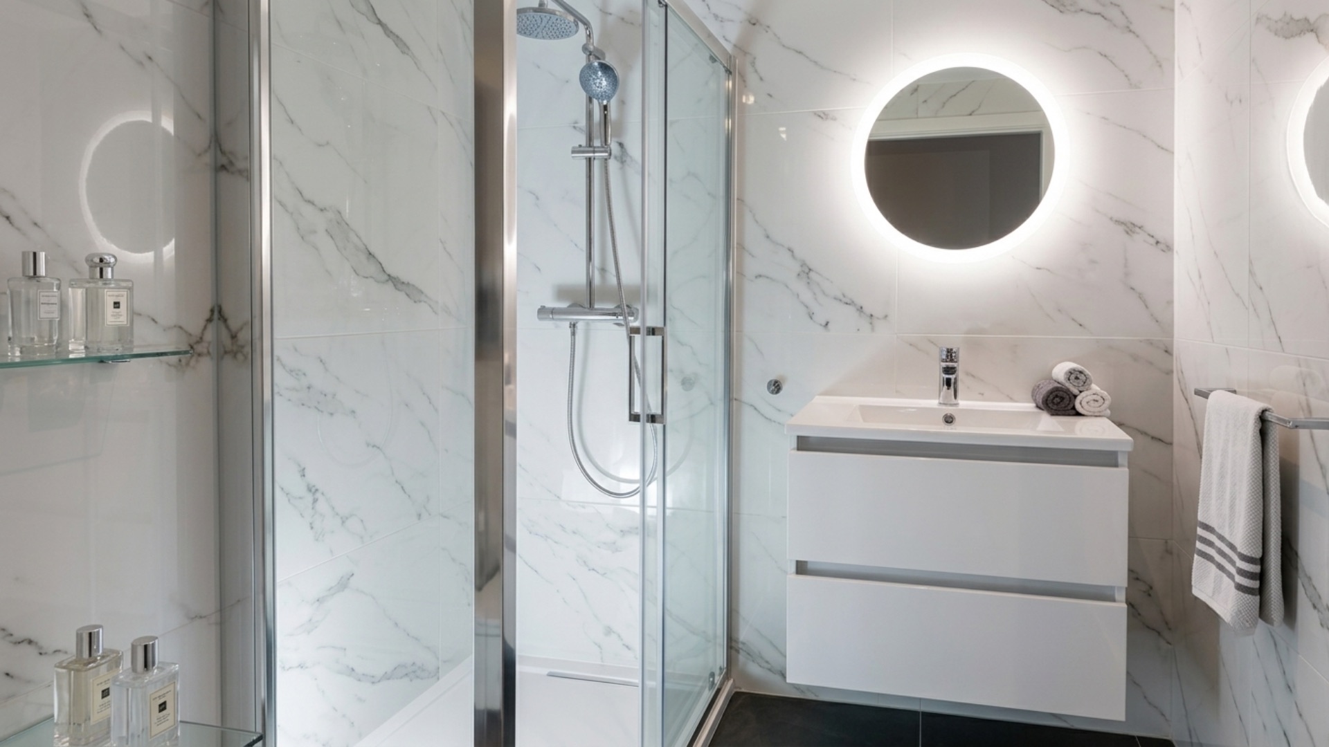 Salle de bains rénovée à Bourgoin-Jallieu&nbsp;: marbre, douche vitrée et miroir lumineux
