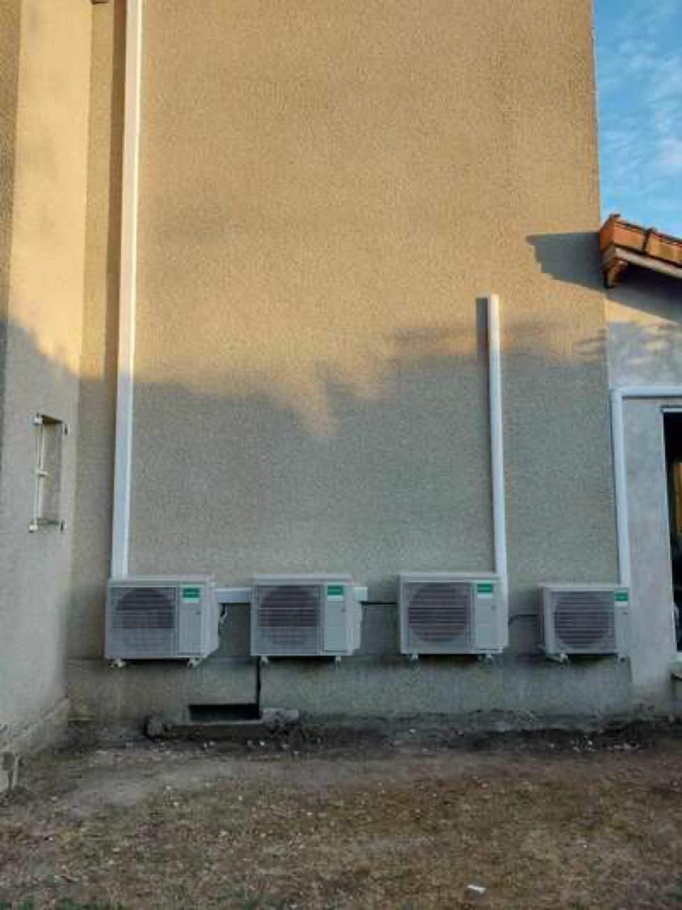 Quatre groupes extérieurs alignés en façade