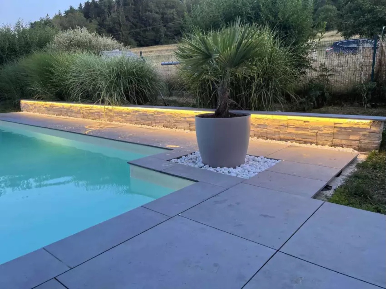Éclairage d’un tour de piscine à Villefontaine