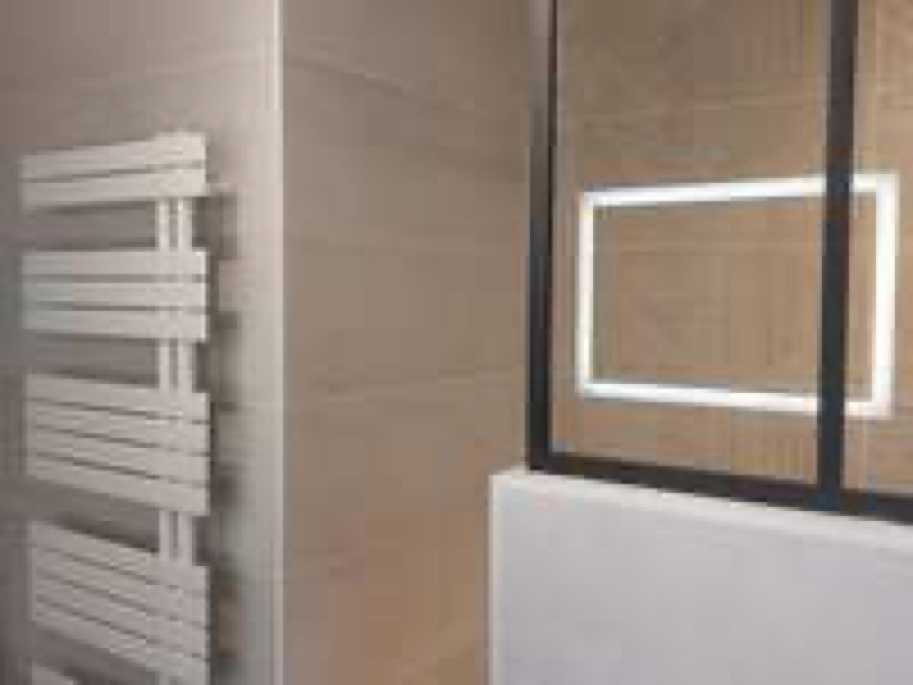 Salle de bains avec verrière et sèche-serviettes
