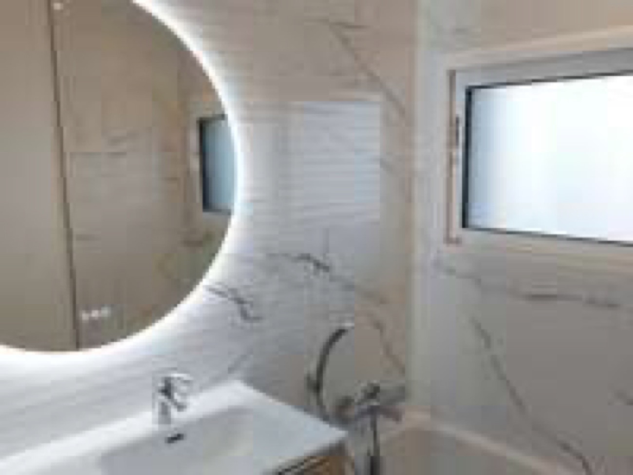 Baignoire marbre et miroir rond à Panossas