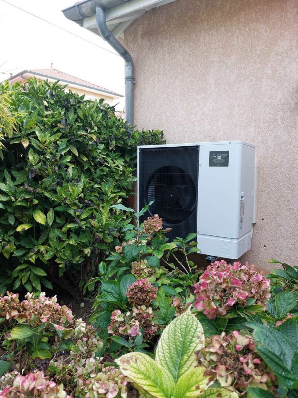 Pompe à chaleur air/eau posée au jardin à Crémieu