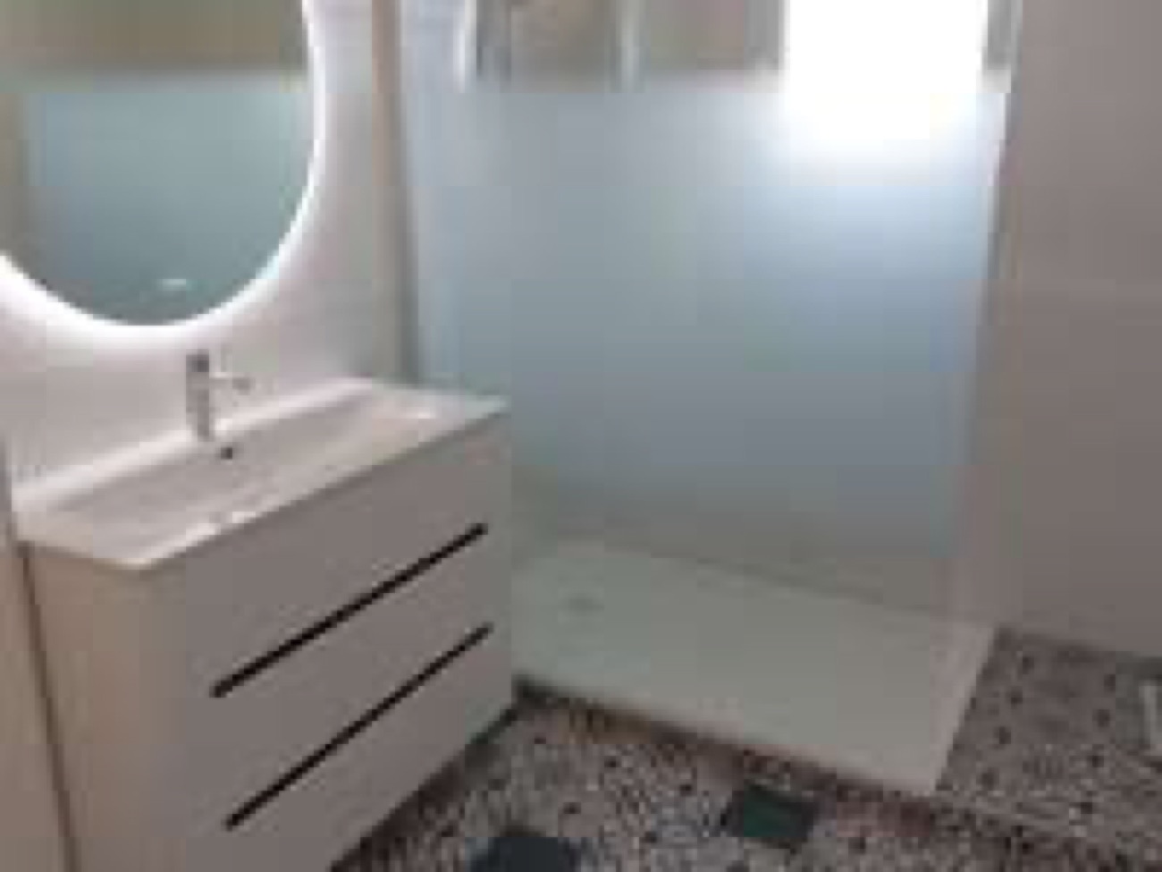 Salle d’eau avec terrazzo à Villefontaine