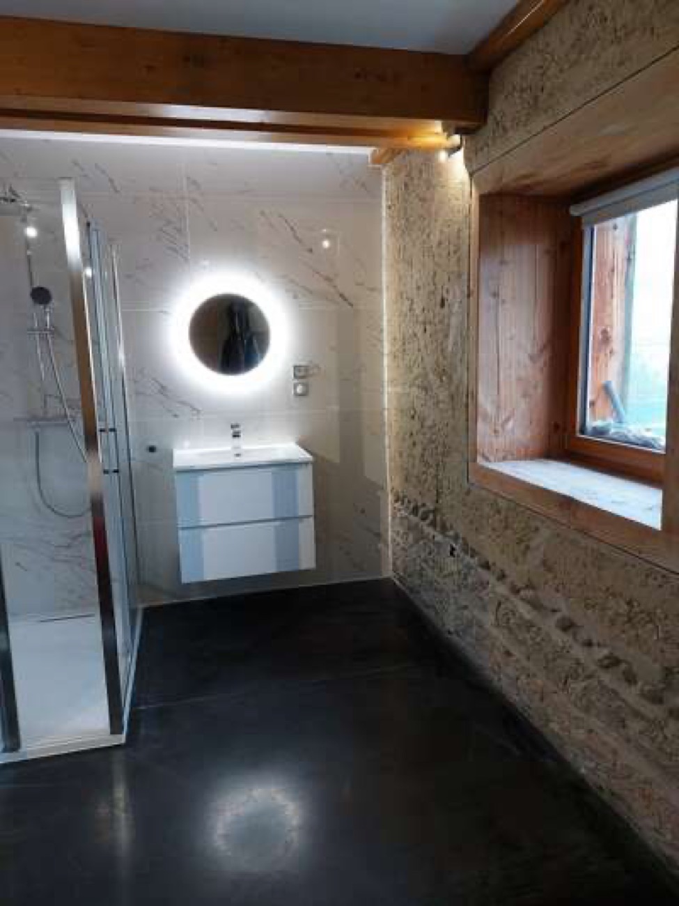Salle de bains rénovée à Cessieu&nbsp;: douche, marbre et miroir lumineux